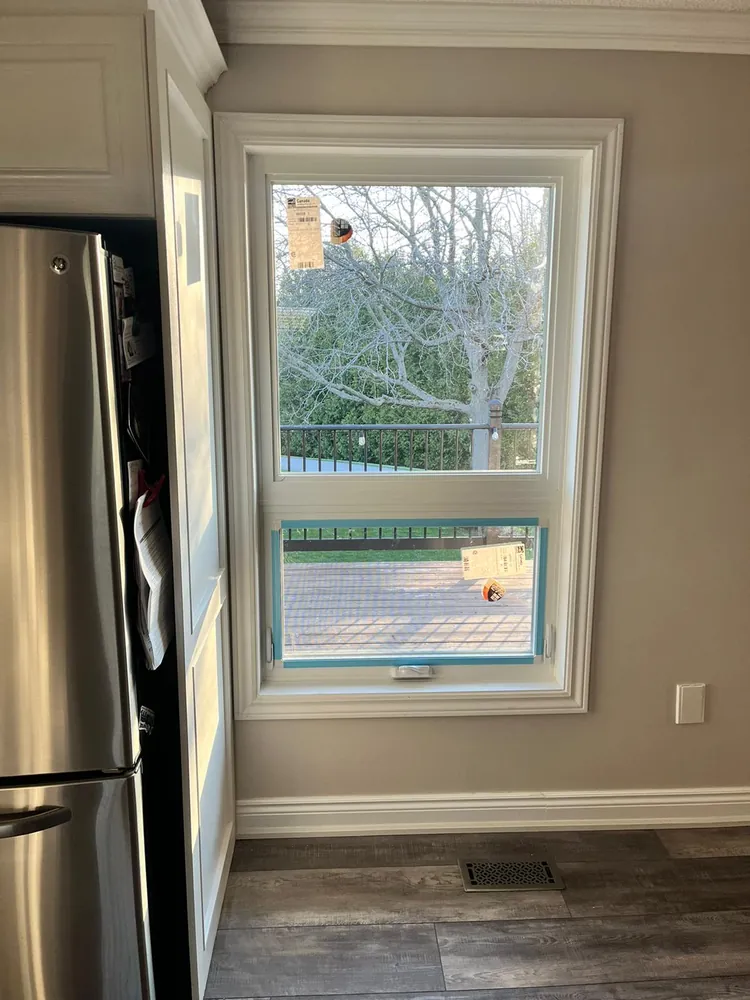 Awning window under a fixed pane in a kitchen